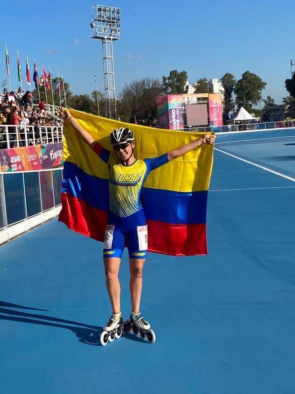 María Camila levantando la bandera de Colombia