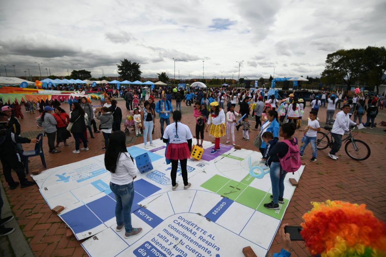 Niños y adultos participan en actividades