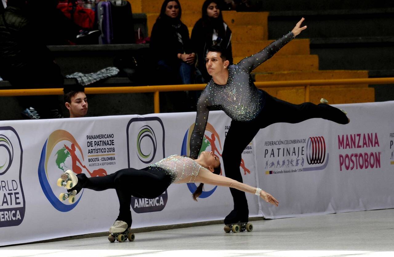 Pareja practica patginaje artístico