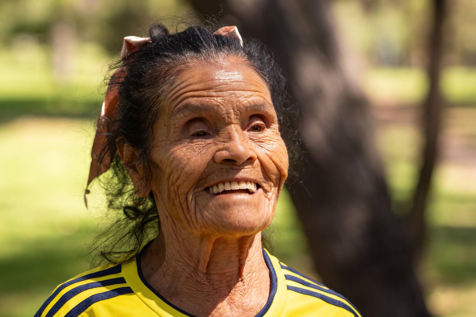 Teodolinda Mogollón, de Suba, a sus 90 años, mueve la pelota. Foto IDRD.