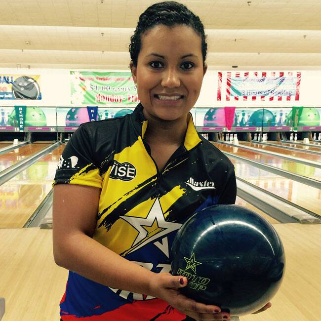 Deportista sostiene bola de bolos