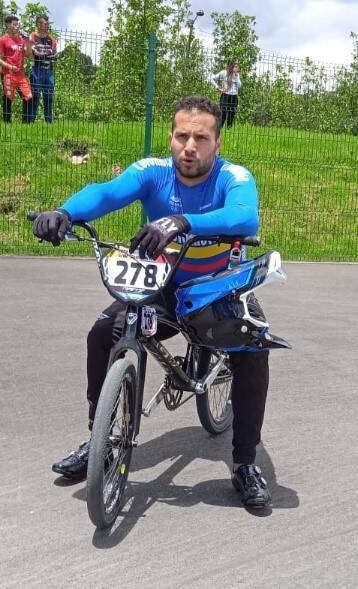 Carlos Ramírez en la bicicleta de BMX