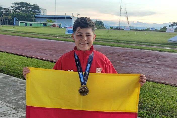 Daniel esteban Páez posando con la bandera de Bogotá