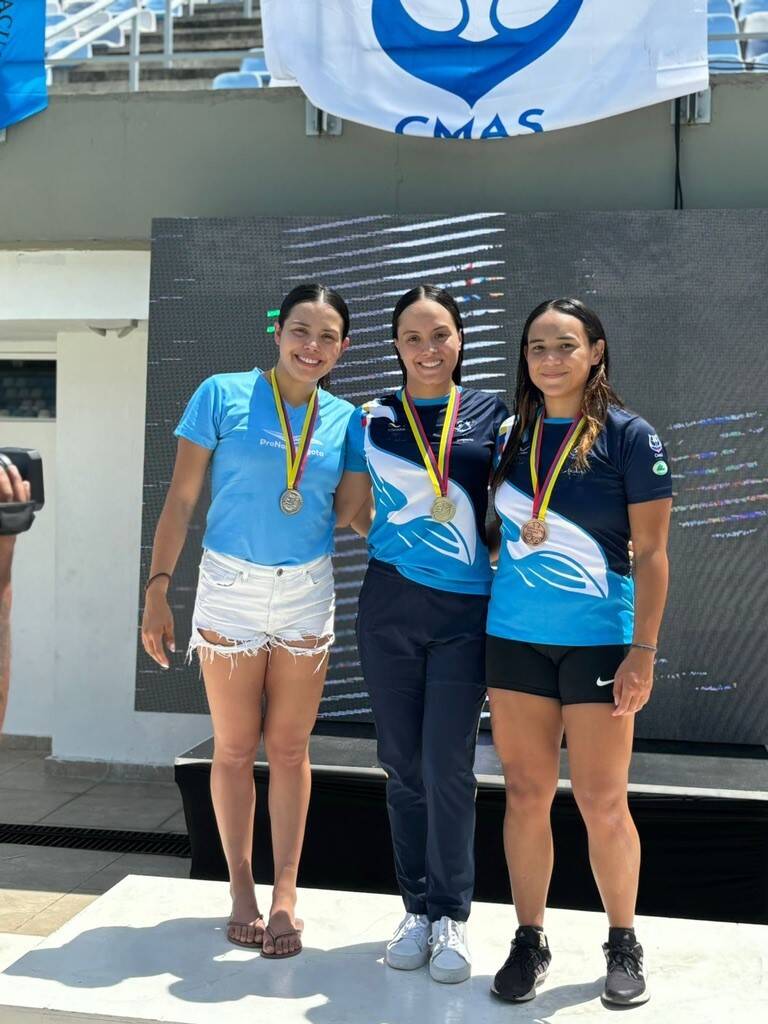 Las hermanas bogotanas María Camila (izq.) y Paula Aguirre, medallas de oro en natación con aletas, junto a la risaraldense Nikol Ortega. FOTO prensa torneo.
