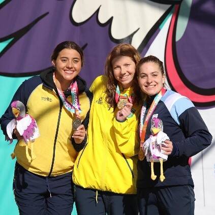Jimena Leguizamón en el podio con otras dos deportistas con medalla