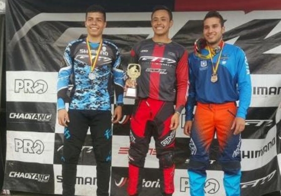 Deportistas sostienen trofeos y medallas