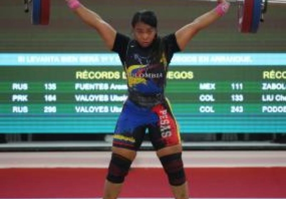 Deportista levanta pesas