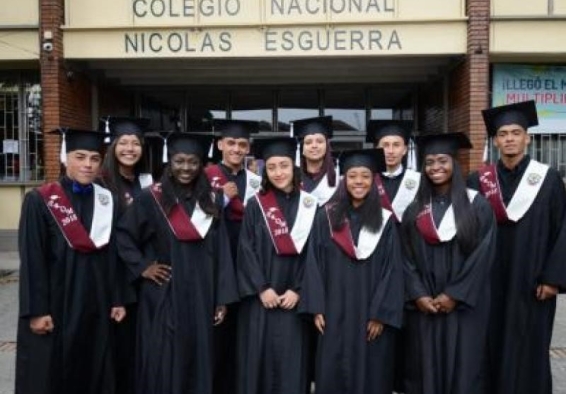 Jóvenes graduandos con toga y birrete