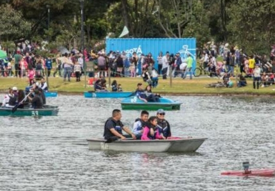 Personas en lago montan bicicletas acuáticas