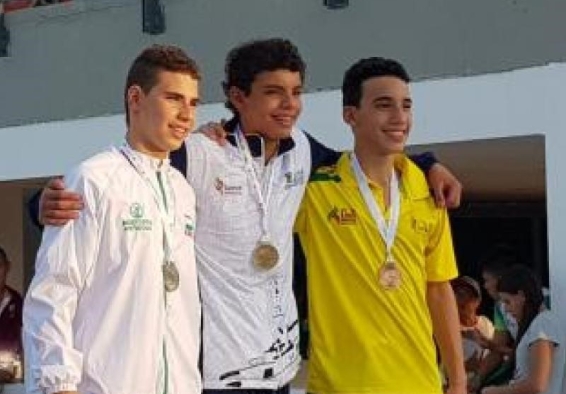 deportistas sonríen con sus medallas