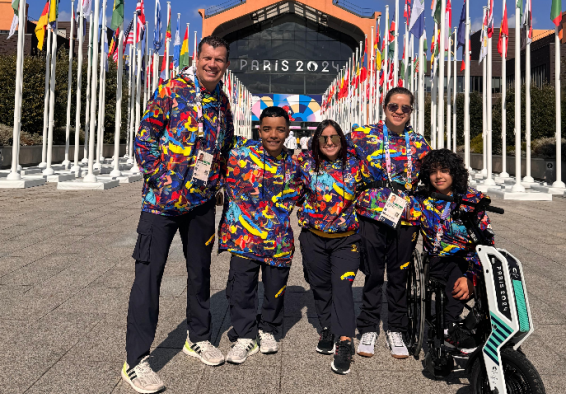 Equipo Bogotá de paranatación, en París 2024 (Izq. a der.) Estivens Ruiz (entrenador), David Rendón (primer bogotano que va a competir), Sara Vargas, Laura González y Gabriela Oviedo. Foto IDRD.