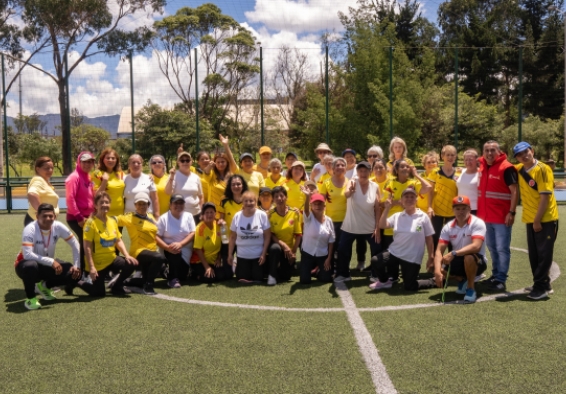 Los equipos Suba (amarillo) y Ciudad Bolívar (blanco), pioneros en el fútbol de las señoras de la tercera edad, las “viejitas” goleadoras. Foto IDRD.
