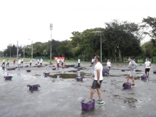 personas ejercitándose en un parque