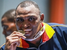 Deivis Julio Blanco, boxeador mordiendo medalla