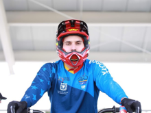carlos ramírez en su bmx