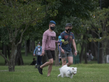 personas ejercitándose en un parque