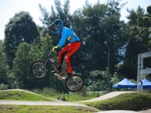 carlos ramírez en su bmx