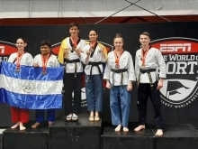 deportistas en el podio