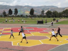 personas ejercitándose en un parque
