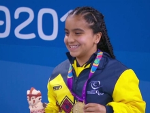 Sara Vargas con su medalla