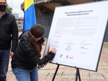  directora del IDRD, Blanca Durán firmando pacto de paz