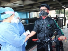 funcionario revisando temperatura corporal