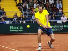 Daniel Galán jugando tenis