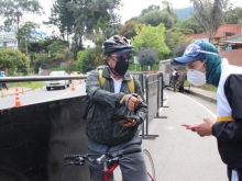 ciclista mostrando cédula