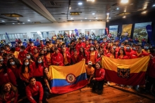 Deportistas del Equipo Bogotá sosteniendo la bandera de Colombia