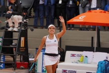 María Camila Osorio saludando con la mano