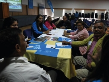 personas dialogando