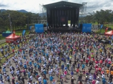 personas ejercitándose en un parque
