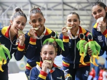 deportistas mordiendo medallas
