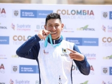  Brandon Vega mordiendo medalla