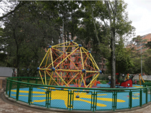 Zona de juegos infantiles parque Japón