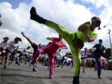 personas ejercitándose en un parque