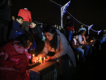 personas prendiendo velitas 
