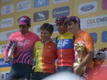 deportistas en el podio