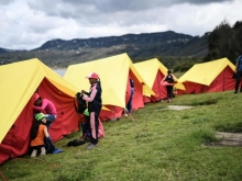 personas acampando