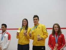 deportistas en el podio