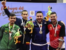 deportistas en el podio