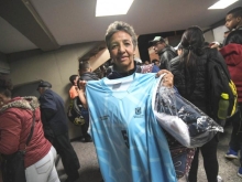 mujer sosteniendo uniforme