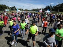 personas ejercitándose en un parque