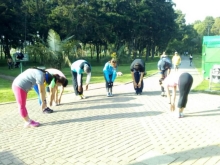 personas ejercitándose en un parque