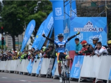 Esteban Chaves celebrando