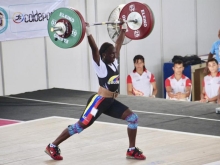  Yenny Sinisterra Torres levantando pesas