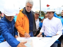 Alcalde Peñalosa y 2 hombres miran planos de la obra