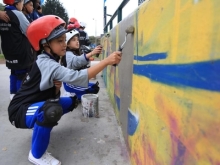 Niños pintan pared