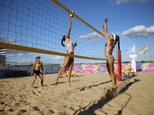 Mujeres juegan voleiplaya