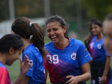 Mujeres futbolistas ríen